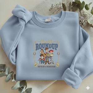 Sudadera bordada de Woody's Roundup, sudadera de cuello redondo de Toy Story Jessie Bullseye Stinky Pete, camisa bordada personalizada del Sheriff Woody RRD-2WL73 imagen 4