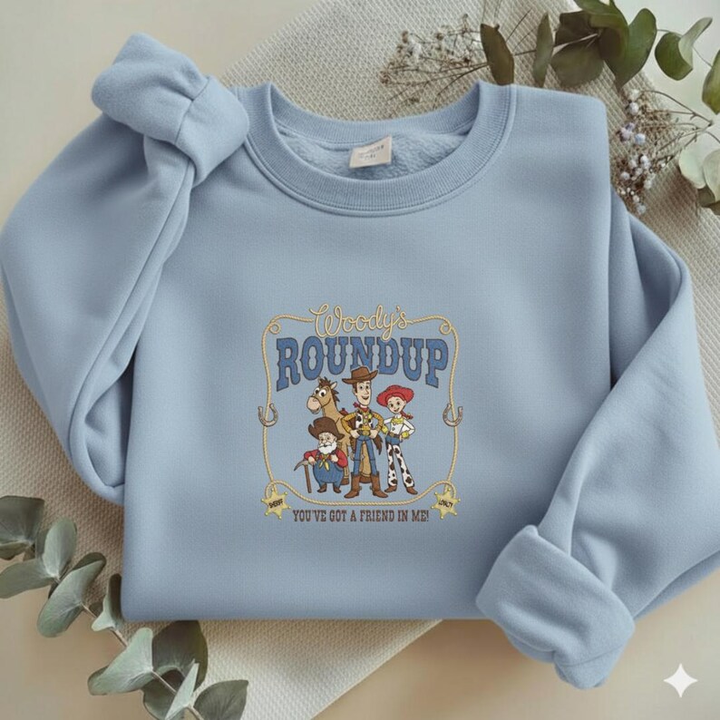 Sudadera bordada de Woody's Roundup, sudadera de cuello redondo de Toy Story Jessie Bullseye Stinky Pete, camisa bordada personalizada del Sheriff Woody RRD-2WL73 imagen 4
