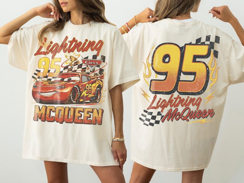 Puede incluir: Camiseta color crema con Lightning McQueen de la pel&iacute;cula Cars. La parte delantera muestra a McQueen con el texto "Lightning 95 McQueen". La parte trasera muestra un gran "95" con "Lightning McQueen" y una bandera a cuadros.