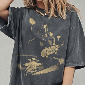 Koszulka do skateboardingu w stylu vintage z motywem Gwiezdnych Wojen, koszulka z nadrukiem Mando i Baby Yody, koszulka z grafiką Disney Meme, odzież hiphopowa, prezent z motywem Gwiezdnych Wojen zdjęcie 3