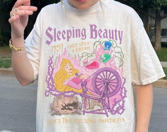 Retro Aurora Prinzessin Dornröschen 1959 Shirt, Flora Fauna Merryweather Charaktere Tee, Diablo Maleficent, Geschenk für sie, BTW Girl Trip