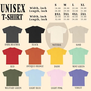 Puede incluir: Una variedad de camisetas unisex en colores como gris oscuro, negro, rojo y amarillo. Las tallas van de la S a la 5XL, con medidas de ancho y largo en cent&iacute;metros.