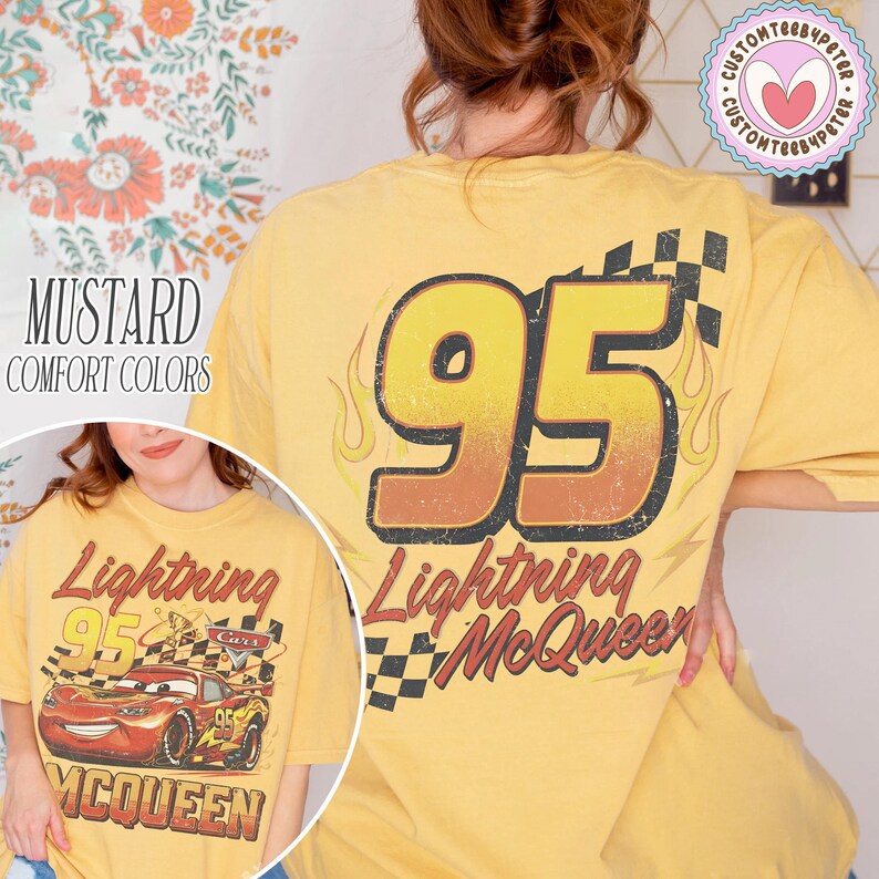 Puede incluir: Camiseta de color mostaza con un dise&ntilde;o de Rayo McQueen de la pel&iacute;cula Cars. El dise&ntilde;o frontal incluye el coche y texto, mientras que la parte trasera muestra un gran "95" con llamas y texto "Lightning McQueen".