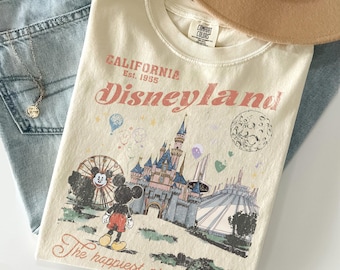 レトロディズニーランド コンフォートカラーシャツ、ディズニーTシャツ、スペースマウンテンシャツ、ミッキーと仲間たちのTシャツ、ディズニーバケーションシャツ