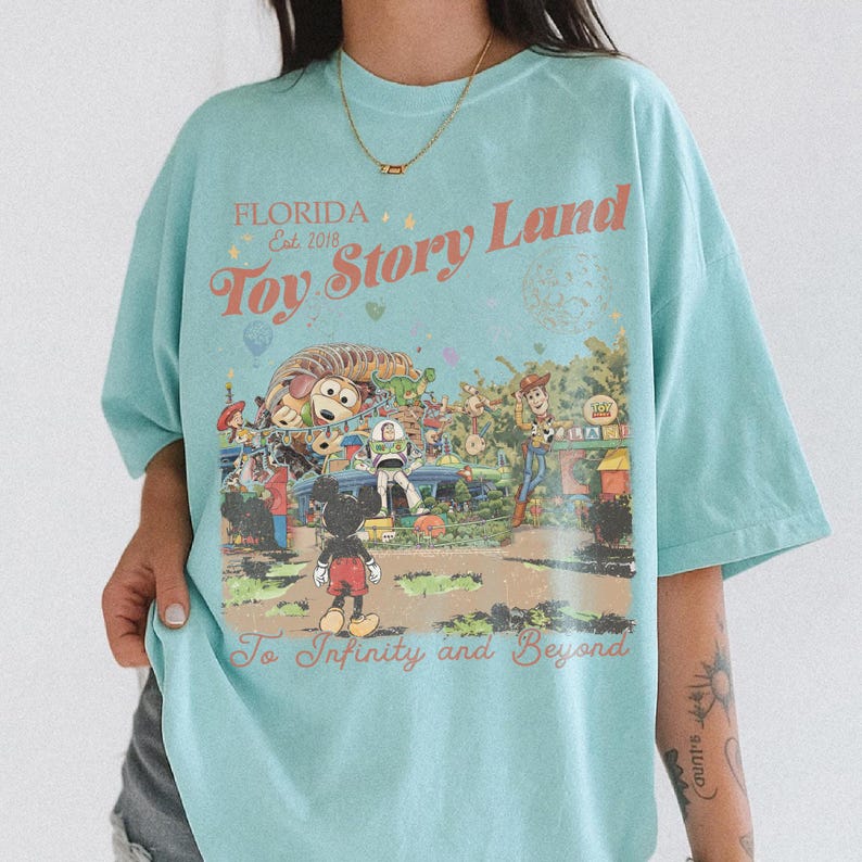 Peut inclure: Une tasse en c&eacute;ramique blanche avec une anse noire et le texte "But First, Coffee" en noir, en gras. La tasse est pos&eacute;e sur une surface en bois. La tasse mesure environ 10 cm de haut.