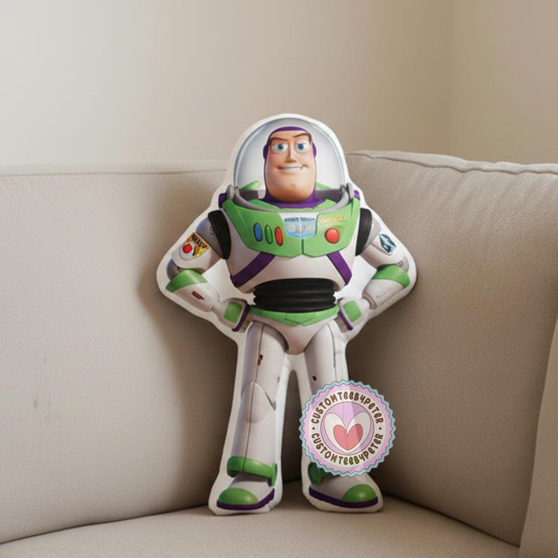 Peut inclure: Une peluche Buzz l'&Eacute;clair de la franchise Toy Story. Le jouet est blanc, vert et violet, avec un casque transparent et un visage souriant. Le jouet est debout, les mains sur les hanches. Un autocollant avec un c&oelig;ur est en bas.
