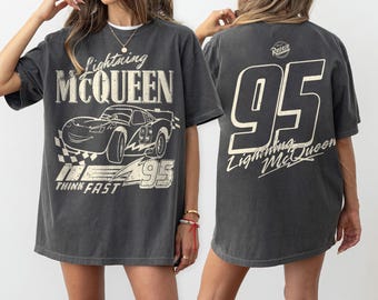 ヴィンテージ ライトニング・マックィーン コンフォートカラーシャツ、ディズニー カーズ シャツ、ディズニー ピクサー カーズ シャツ、カーズ ファミリーバケーション 2026 Tシャツ、カーズ ランド シャツ