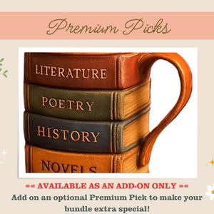 Puede incluir: Una taza con forma de pila de libros, con las palabras "LITERATURE", "POETRY", "HISTORY" y "NOVELS" en los lomos. La taza tiene un asa marrón y está sobre un fondo crema con el texto "Premium Picks".