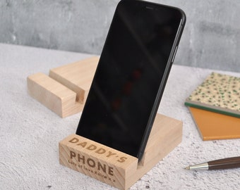 Personalisierter Daddy Dad Telefonständer aus Holz - Bürogeschenk - Lasergravur - Ladestation - Tech Geschenk