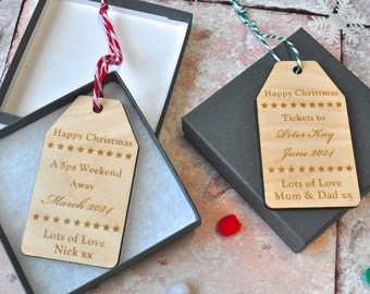Personalisierter Geschenkanhänger aus Holz mit 'Weihnachtsgeschenkgutschein'
