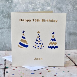 Tarjeta de papel dorado con forma de sombrero de cumpleaños personalizado