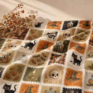 Peut inclure: Un tissu présentant un motif patchwork répétitif d'illustrations sur le thème d'Halloween, incluant des chats noirs, des crânes, des chapeaux de sorcière, des potions, des bonbons et des bougies dans des tons orange, vert, marron et crème.