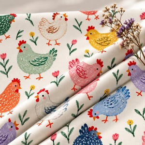Peut inclure: Un tissu de couleur crème présentant un motif répétitif de poules colorées dans des tons de vert, blanc, jaune, rose, orange, bleu et violet, parsemé de petites fleurs roses, de tiges vertes et de fleurs jaunes.