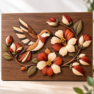 Könnte beinhalten: Ein rechteckiges Wandbild aus Holz mit einem Intarsien-Design eines Kolibris, der über blühenden Blumen schwebt. Der Vogel und die floralen Elemente sind aus verschiedenen Braun-, Creme- und Grüntönen gefertigt und auf dunklem Holzmaserung.