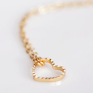 Tiny Heart Necklace Gold Filled Chain Gold Etched Heart Simple Necklace N094 imagen 2