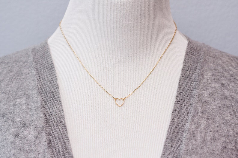Tiny Heart Necklace Gold Filled Chain Gold Etched Heart Simple Necklace N094 imagen 4