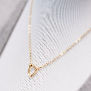 Tiny Heart Necklace Gold Filled Chain Gold Etched Heart Simple Necklace N094 imagen 3