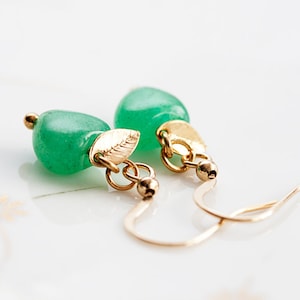 Orecchini a forma di cuore verde, minuscoli orecchini in foglia d&#39;oro, orecchini in pietra avventurina color menta, gioielli con pietre preziose verdi della giungla - E210