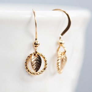 Circle Tiny Leaf Boucles doreilles Petites feuilles Boucles doreilles Feuille dor Minuscules Boucles doreilles Feuille Bijoux Nature Inspired E126 image 1