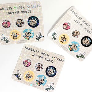 Op de afbeelding: Een set van drie keramische mokken met een gespikkelde, matte afwerking. De mokken zijn in crème, lichtgrijs en donkergrijs. Elke mok heeft een eenvoudig, minimalistisch ontwerp en een afgeronde handgreep.