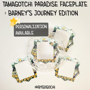 Könnte beinhalten: Transparente Tamagotchi Paradise-Frontplatte mit Barney's Journey Edition-Design. Enthält vier dekorative Rahmen mit Landschaftsmuster und dem Namen "Chloe". Der Text "Personalisierung Verfügbar" ist ebenfalls sichtbar.