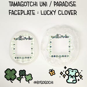 Puede incluir: Dos placas frontales Tamagotchi Uni Paradise con un diseño de Trébol de la Suerte. Una placa frontal es blanca con un patrón de cuadros verdes y detalles de tréboles. La otra es transparente. La imagen incluye ilustraciones de tréboles y mariposas.