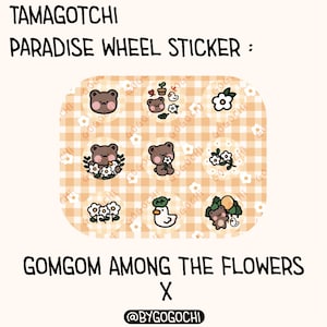 Peut inclure: Une planche d'autocollants avec un motif vichy orange clair. Les autocollants présentent des ours de dessins animés, des fleurs et un canard. Le texte sur la planche indique "TAMAGOTCHI PARADISE WHEEL STICKER : GOMGOM AMONG THE FLOWERS X @BYGOGOCHI."