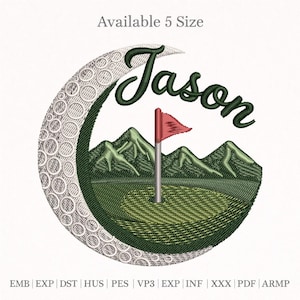 Könnte beinhalten: Gesticktes Golf-Design mit dem Namen "Jason" in grüner Schrift. Das Design umfasst einen Golfball, ein Grün, eine rote Fahne und grüne Berge. Der Text "Available 5 Size" steht oben.