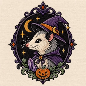 Puede incluir: Un parche bordado que muestra una zarigüeya con un sombrero de bruja y una capa de color morado. El diseño está enmarcado por un borde morado ornamentado e incluye una luna creciente amarilla, estrellas, dos cristales morados y una calabaza.