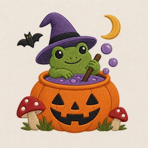 Puede incluir: Un diseño bordado que muestra una rana verde con un sombrero de bruja morado, revolviendo una poción morada dentro de una calabaza naranja. La escena incluye un pequeño murciélago negro, una luna creciente amarilla y dos setas rojas.