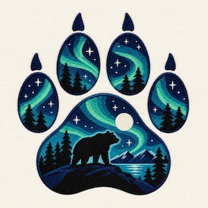 Puede incluir: Un diseño bordado de huella de pata que muestra un paisaje nocturno con la silueta de un oso, pinos, montañas, una luna llena y auroras boreales verdes sobre un cielo azul oscuro, todo sobre un fondo de tela de color blanco roto.