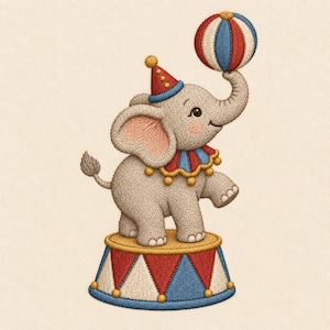 Op de afbeelding: Een geborduurde illustratie van een grijze olifant met een rood-blauwe feesthoed en een geplooide kraag, die een rood-wit-blauwe gestreepte bal op zijn slurf balanceert terwijl hij op een rood-wit-blauw circusvoetstuk staat.