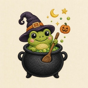 Puede incluir: Un diseño bordado de una rana verde con un sombrero de bruja morado con una banda naranja, sentada dentro de un caldero negro. La rana sostiene una cuchara de madera en un líquido verde. Arriba hay una luna creciente amarilla, estrellas y una calabaza naranja.