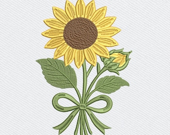Puede incluir: Diseño de girasol bordado con una gran flor amarilla con centro marrón, hojas verdes y un capullo. El tallo está atado con un lazo verde. El diseño está sobre un fondo blanco.