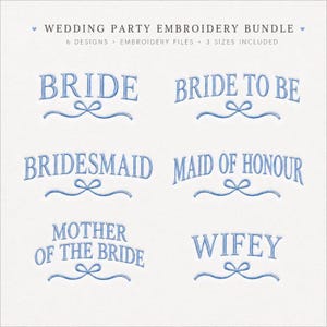 Puede incluir: Un paquete de diseños de bordado digital titulado Wedding Party Embroidery Bundle que presenta seis diseños de texto en azul: Bride, Bride to Be, Bridesmaid, Maid of Honour, Mother of the Bride y Wifey, cada uno con un pequeño lazo azul.