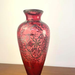 Jarrón Art Nouveau de cristal rubí con revestimiento plateado, decoración bohemia