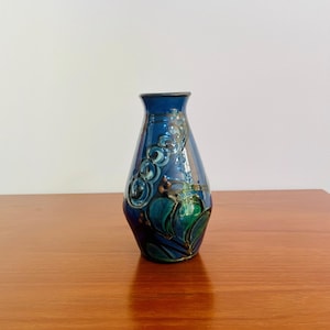 Danico Denmark Skønvirke Pottery Vase – Signed, Hand-Painted Abstract Blue Design, 18 cm