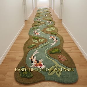 Pode incluir: Um tapete corredor de luxo tufado à mão com um design de rio com peixes koi, folhas e musgo. O tapete tem um esquema de cores verde e castanho, com o texto "HAND TUFTED LUXURY RUNNER" na parte inferior.
