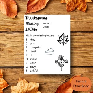 Puede incluir: Hoja de trabajo de letras faltantes con temática de Acción de Gracias, con palabras como "Pavo", "Maíz" y "Calabaza". Incluye ilustraciones de una hoja de arce, pastel y un espantapájaros. El texto "Descarga instantánea" está en la esquina inferior derecha.