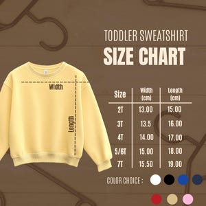 Op de afbeelding: Een lichtgeel peuter sweatshirt met een maattabel. De tabel toont breedte- en lengtematen in centimeters voor maten 2T tot en met 7T. Kleurkeuzes staan onder de tabel.