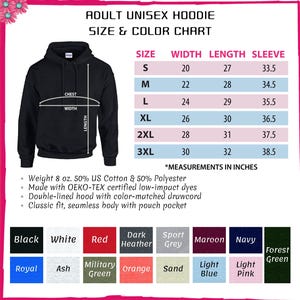 Op de afbeelding: Zwarte unisex hoodie voor volwassenen met een maat- en kleurentabel. De tabel toont de afmetingen in inches voor de maten S tot en met 3XL. Beschikbare kleuren zijn zwart, wit, rood, donkergrijs, sportgrijs, bordeauxrood, marineblauw en bosgroen.