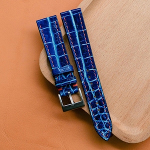 Handgjort marinblått klockarmband i alligatorläder, orange sömmar, anpassad storlek
