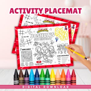 Op de afbeelding: Twee rood omrande activiteit placemats met Spider-Man-personages en de tekst "ACTIVITY PLACEMAT". Eén is gepersonaliseerd met "Joshua's 5th Birthday". Onderaan staat een rij kleurrijke kleurpotloden.