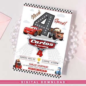Puede incluir: Una invitación de descarga digital blanca con los personajes de la película Cars. La invitación dice "Need Speed! Carlos cumple 4" con detalles del evento. El diseño incluye un borde de pista de carreras y un borde inferior rosa.