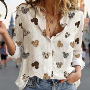 Blusa de lino con orejas de Mickey Mouse, camisa abotonada con estampado de leopardo y guepardo de Mickey Mouse, conjuntos para un viaje de safari de Disney.