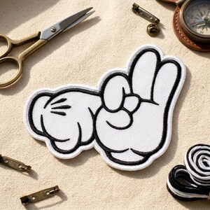 Cartoon White Glove Peace Sign Embroidered Patch, Retro Style White Gloved Hand Peace Gesture Patch, Backpacks and DIY Clothing Decor