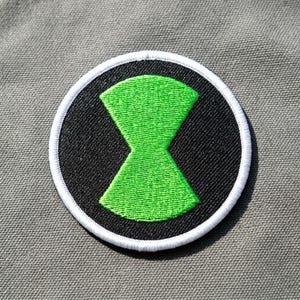 Green Alien Symbol Embroidery Patch, Round Sew On Badge for Kids Clothing, DIY Craft Supplies, Cool Badge for Messenger Bags