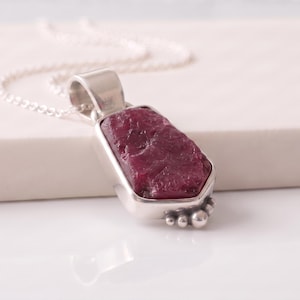 Ciondolo con rubino grezzo, argento sterling 925, gemma non tagliata, collana boho, pietra portafortuna di luglio