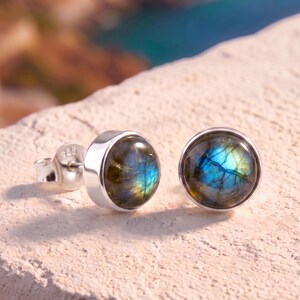 Puces d'oreilles minimalistes en labradorite bleu flash, boucles d'oreilles en argent sterling 925