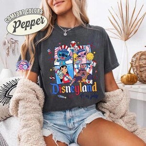 Camiseta de Lilo y Stitch con globos de Disneyland para el 4 de julio, regalo de Lilo y Stitch para el Día de la Independencia (4 de julio), camisetas de verano de Estados Unidos. imagen 2